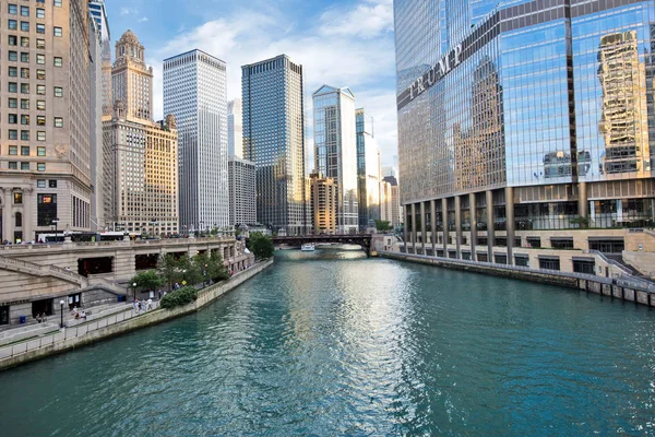 North Chicago River Riverwalk North Branch Chicago River Chicago Illinois — стоковое фото