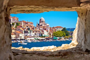 Sibenik waterfront taş pencere görünümü aracılığıyla