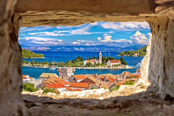 Vis bay waterfront view through stone window — Stock Photo, Image