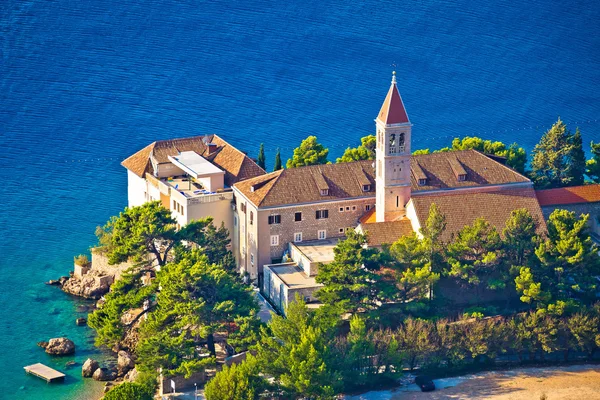 Iglesia Bol y monasterio en la costa de Brac —  Fotos de Stock