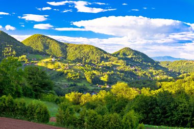 Hillside Köyü Zumberak yeşil tepeler üzerinde