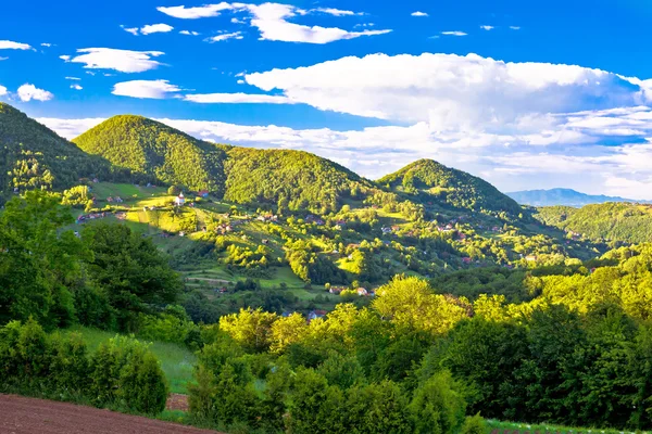 Heuvel dorp op Zumberak groene heuvels — Stockfoto