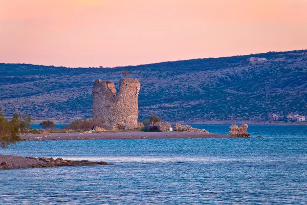 Starigrad Paklenica torony romjai, a tenger — Stock Fotó