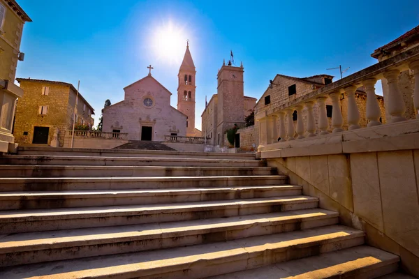 Plaza y vista de la iglesia en Supetar — Foto de Stock