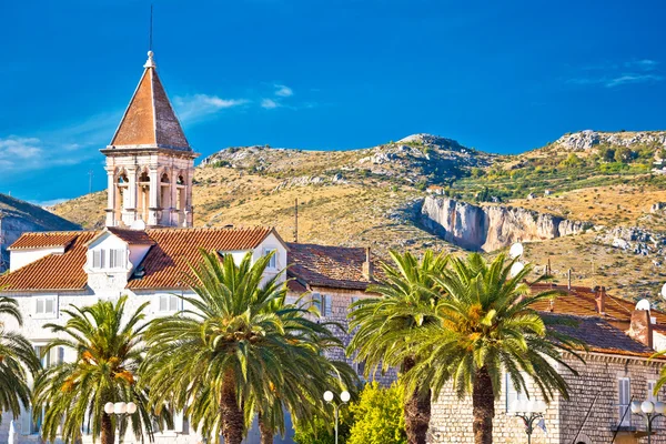Trogir landmarks and mountain cliffs background — Stockfoto