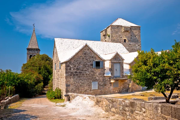 Steindorf mit Blick auf markante Sehenswürdigkeiten — Stockfoto