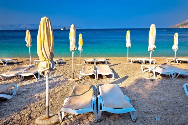 田园诗般的绿松石海滩阳伞、 躺椅 — 图库照片