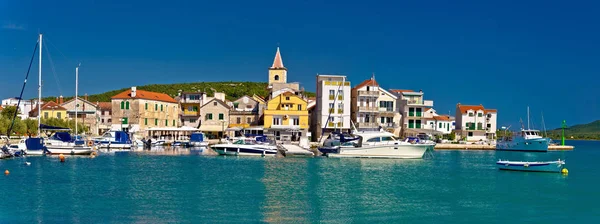 Cidade de Pirovac vista panorâmica, Dalmácia, Croácia — Fotografia de Stock