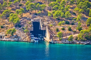 Tekne ve denizaltı barınak Brac Adası