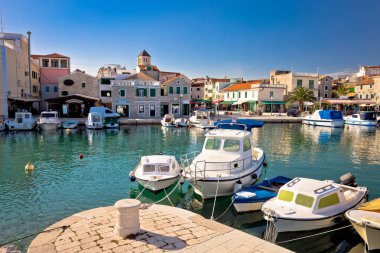 Kasaba Vodice turist su manzaralı