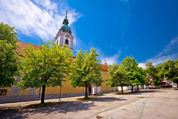 Karlovac centrale vierkante kerk en park — Stockfoto