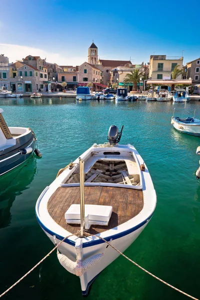 Stadt Vodice touristischen Blick auf das Wasser, dalmatien, kroatien — Stockfoto