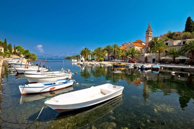 Brac Adası su manzaralı Splitska Köyü