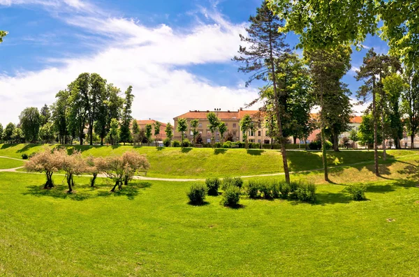 Cidade de Karlovac vista parque verde — Fotografia de Stock