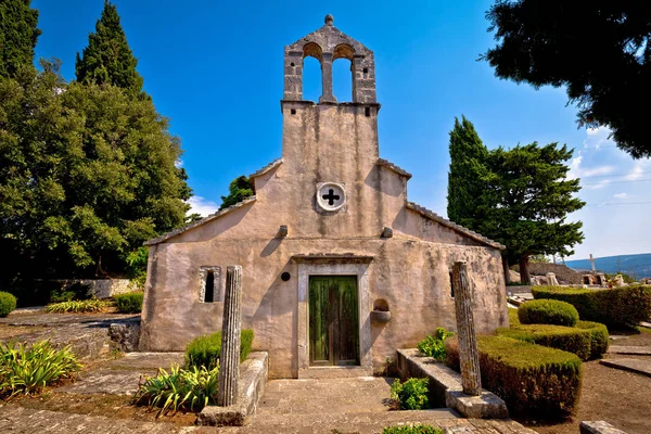 Kamenná obec Škrip staré církevní pohled — Stock fotografie