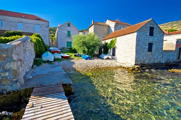 Pueblo de pescadores mediterráneos de la costa de Vis — Foto de Stock