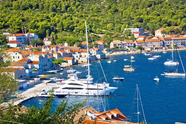 Ön Vis yachting bay Flygfoto — Stockfoto