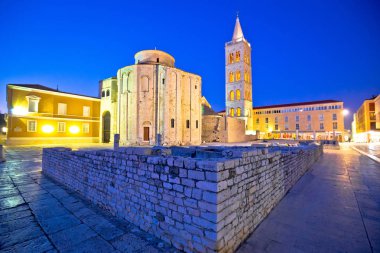 Zadar tarihi Meydanı ve kilise gece görünümü
