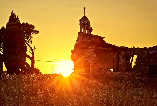 Kyrkan krig ruiner solnedgång i zadar — Stockfoto