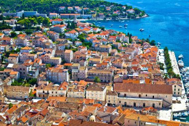 Hvar adası eski tarihi merkezi havadan görünümü