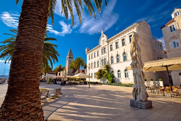 Ciudad UNESCO de Trogir arquitectura frente al mar — Foto de Stock