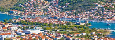 Ada Trogir Körfezi ve Ciovo panorama