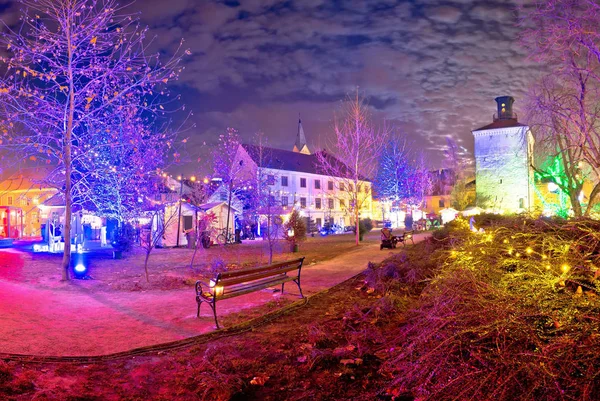 Mercado de Navidad de la ciudad superior de Zagreb vista de la noche —  Fotos de Stock