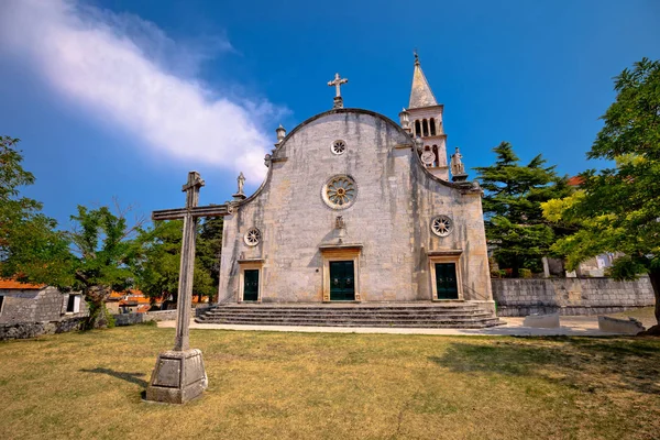 Brac 岛上的 Nerezisca 教堂村 — 图库照片