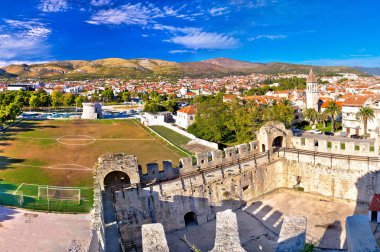 Eski kasaba trogir çatıları ve futbol sahası