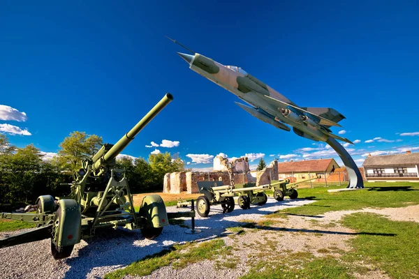 Cañón militar y avión de combate — Foto de Stock