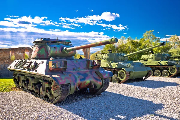 Militaire tanks in leger met uitzicht op park — Stockfoto
