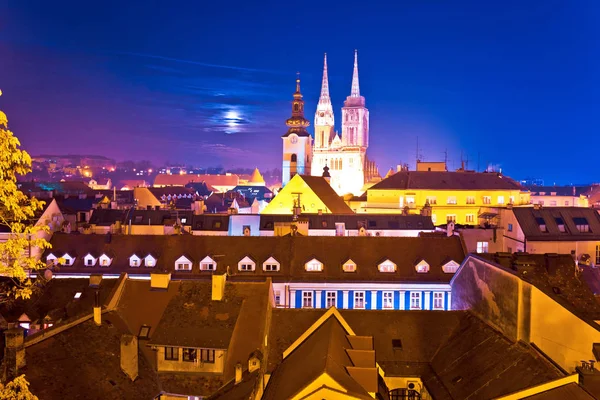 Catedral de Zagreb y lugares de interés vista nocturna —  Fotos de Stock