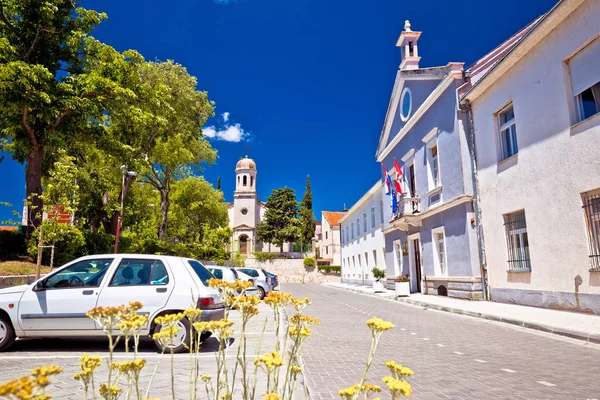 Ciudad de Drnis iglesia y vista a la calle —  Fotos de Stock