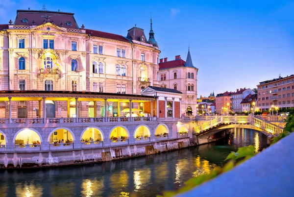 Ljubljana arquitetura ribeirinha vista noturna — Fotografia de Stock