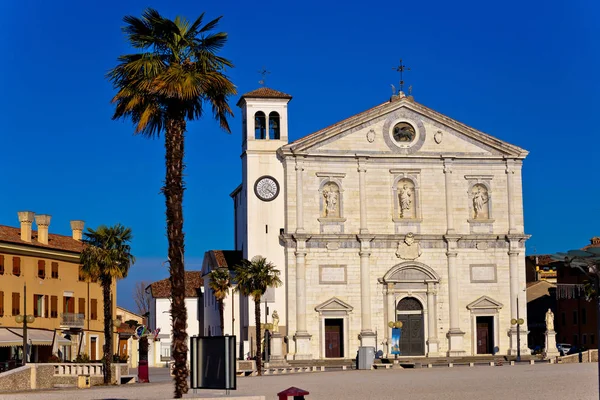 Kilise ve merkezi kare Palmanova otelleri — Stok fotoğraf