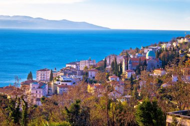 Opatija şehir Katedrali ve sahil görünümü