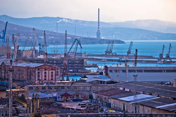工业港口城市里耶卡 — 图库照片