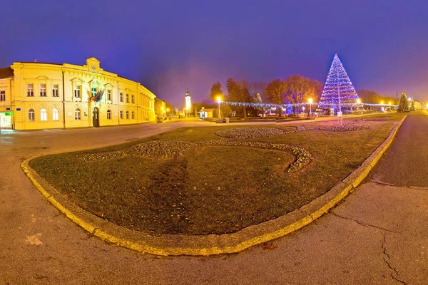 Miasto Koprivnica adwentowy czas wieczorem widok — Zdjęcie stockowe
