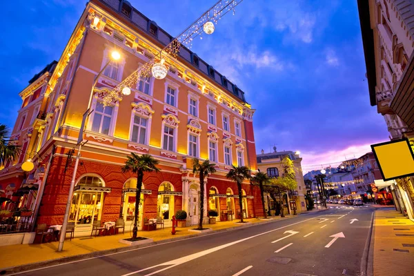 Cidade de Opatija noite streetscape — Fotografia de Stock