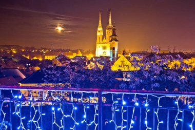 Zagreb katedral akşam advent görünümü