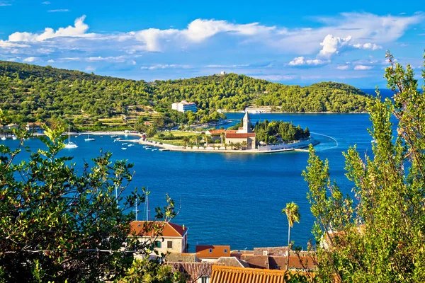 Eglise de la baie de Vis et vue sur le front de mer — Photo