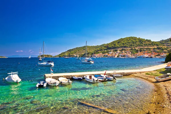 Praia turquesa e pequeno porto em Vis — Fotografia de Stock