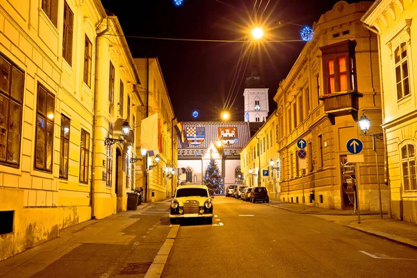 Vista nocturna de la calle principal de Zagreb — Foto de Stock