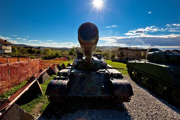 Silhouette de char militaire avec rayons du soleil — Photo