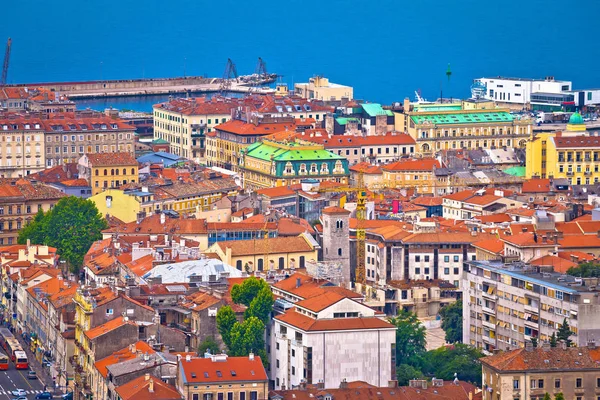 Rijeka város waterfront háztetők megtekintése — Stock Fotó