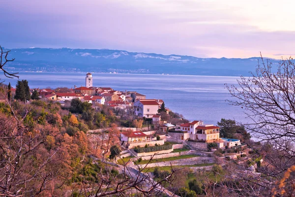 Vista al amanecer del pueblo de Brsec y la bahía de Kvarner, Croacia — Foto de Stock