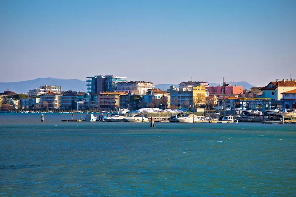 Cidade de Grado vista turística à beira-mar — Fotografia de Stock