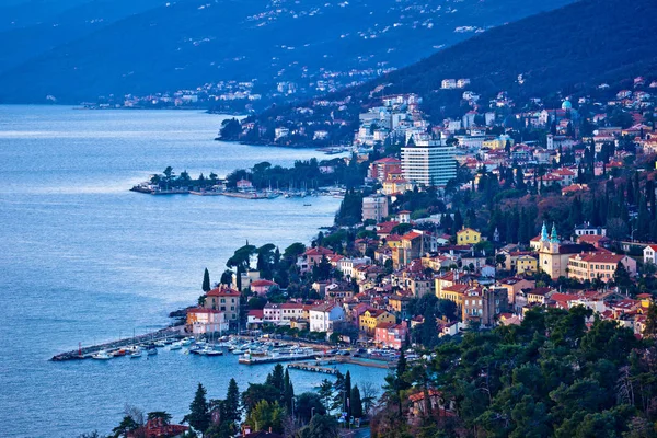 Baía de Opatija riviera e vista para a costa — Fotografia de Stock