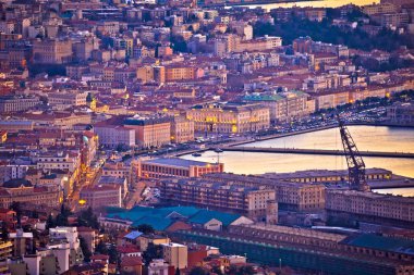 Trieste şehir su akşam Manzaralı