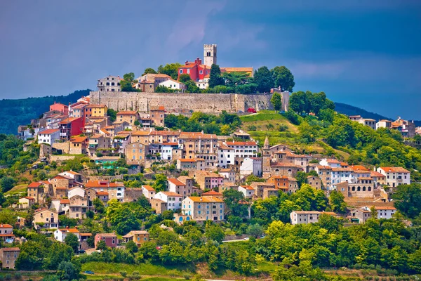 Staden Motovun på pittoresk kulle — Stockfoto